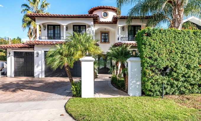 Encino House | Gorgeous , Spacious modern villa In Encino , Close To Restaurants and more