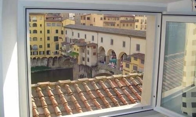 San Giovanni Condo | Gorgeous Suite in Front of the Ponte Vecchio