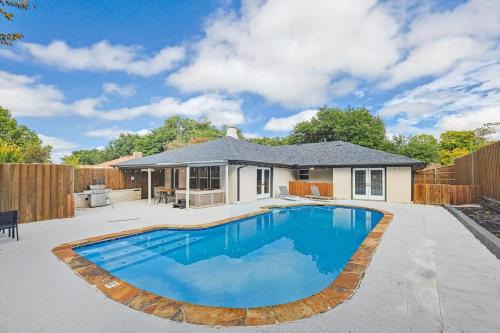 Garland House | Gorgeous Sunny Home for Big Groups w Private Pool