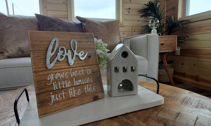 McNeil Cabin | Gorgeous tiny home cabin!Perfect for couples, small families or business travel!