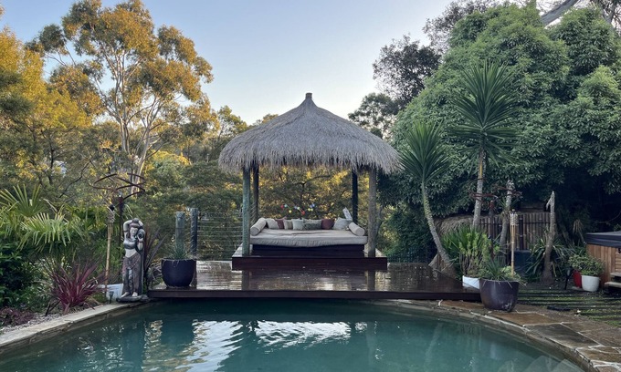Mount Eliza House | Gorgeous Treetop House on 2/3 acres with creek and pool and lawn /gardens