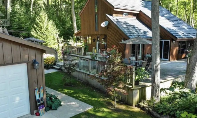 Georgian Bluffs Cottage | Gorgeous Waterfront Cottage with Sauna + Canoe