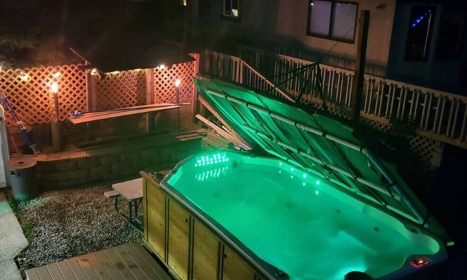 Grand Rapids Cottage | Gr Campau cottage 1 bed · Lakefront hot swim pool spa cottage