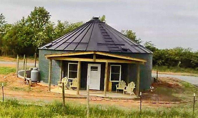 Rustburg House | Grain Bin home minutes to liberty University and Lynchburg on a country farm