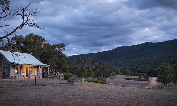 Halls Gap Cottage | Grampians Pioneer log cabin