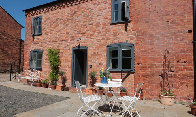 Hereford Cottage | GRANARY 1, pet friendly, with a garden in Madley