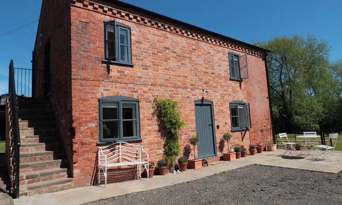 Madley Cottage | GRANARY 2, pet friendly, with a garden in Madley