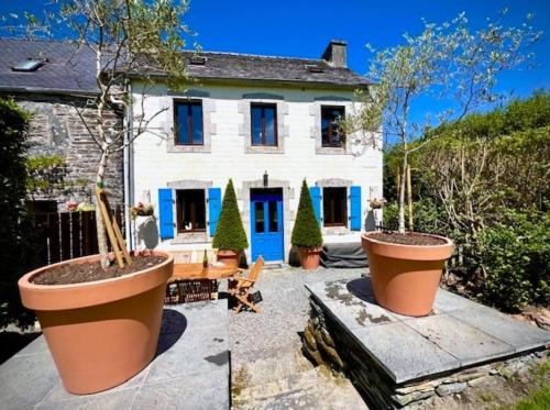 Sizun House | Granary at Kergudon Gîtes, family gîte with pool
