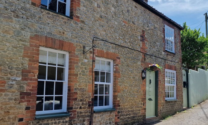 Warminster Cottage | GRANARY COTTAGE, family friendly, with open fire in Warminster