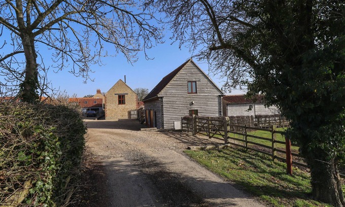 Croxton Kerrial Cottage | GRANARY LOFT, pet friendly, with a garden in Croxton Kerrial