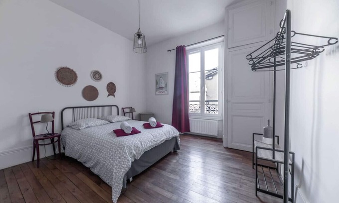 Champ-Capelet Apartment | Grand appartement design, 5' centre, pkg gratuit