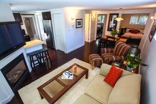 Central Lonsdale House | Grand Boulevard Retreat- quiet suite in North Vanc