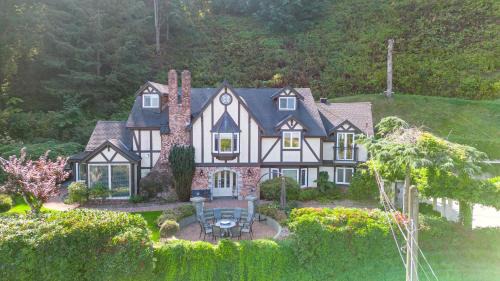 Chilliwack House | Grand English Style Home