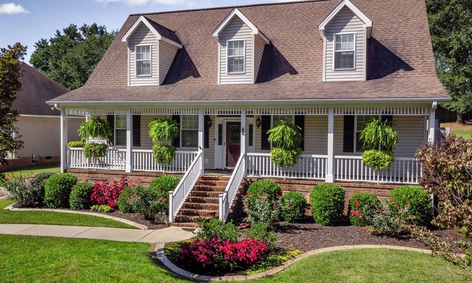 Greenville - Spartanburg House | Grand Greenville Estate ~ walk to Furman & Swamp Rabbit Trail!