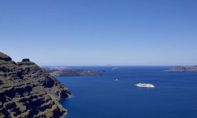 Imerovigli Hotel | Grand Honeymoon Villa with Sea View and Hot tub