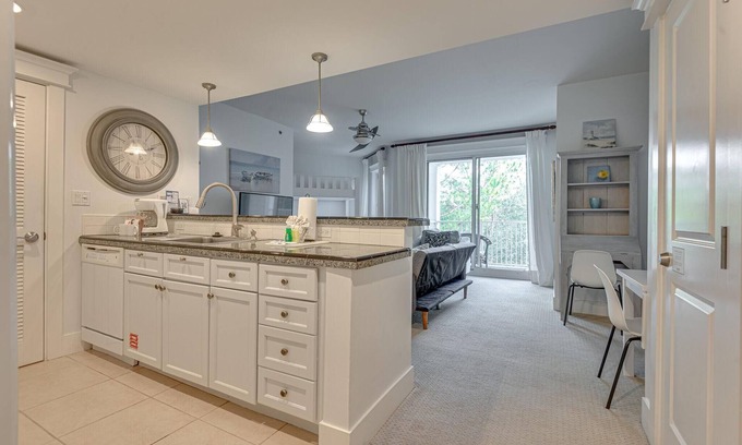 Baytowne Wharf Condo | Grand Lawn Views from 3rd Floor 1-Bedroom: Two Full Baths, King Bed at Sandestin Golf and Beach Resort!