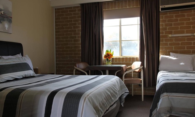Queanbeyan East Hotel | Grand Manor Motor Inn - Queanbeyan