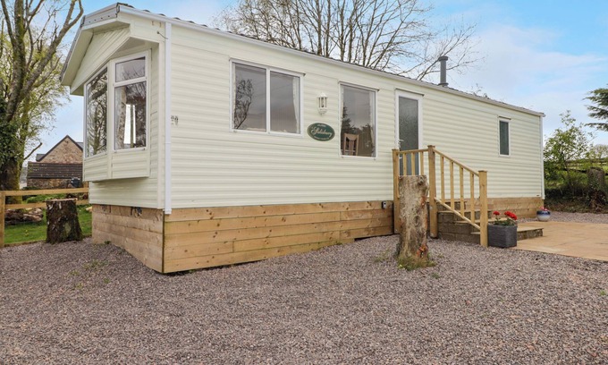 Pontypool Cottage | GRANDADS SHACK, pet friendly, with a garden in Pontynewynydd