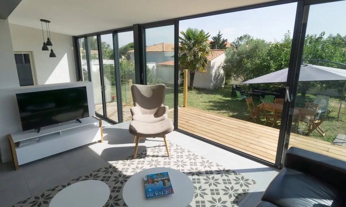 Quartier du Stade House | Grande Maison Pour 11 Personnes Avec Piscine, à 200m de la Plage !