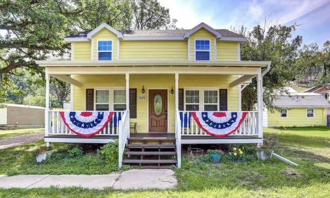 Keystone House | Grandma Goodnight's - 3 Miles from Mt-Rushmore with a hot tub and a game room!
