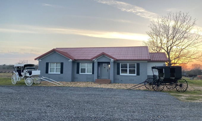 Caldwell Other | Grandview Carriage House at Copperas Creek - a renovated pet friendly farmhouse.