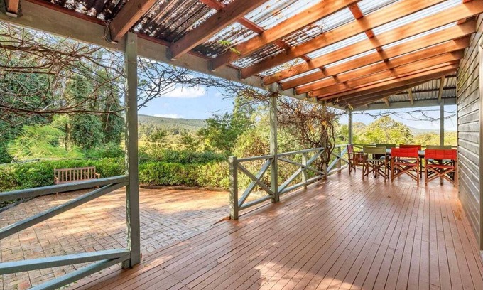 Bandon Grove Cabin | Grandview Lodge, a peaceful, spacious retreat. Sleeps 9 in 4 bedrooms
