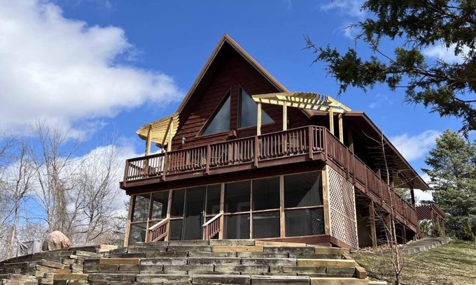 Eagle Mountain Cabin | Grandview! Overlooking the Mississippi River with year 'round HOT TUB!