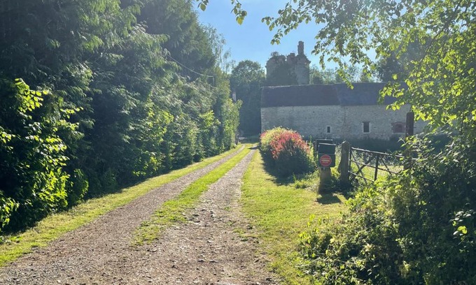 Tournebu House | Grange à grains à l'Ombre d'une Tour
