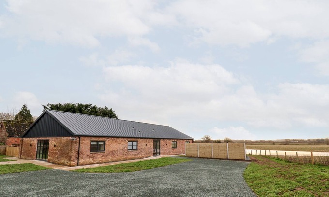 Loppington Cottage | GRANGE BARN, pet friendly, character holiday cottage in Burlton