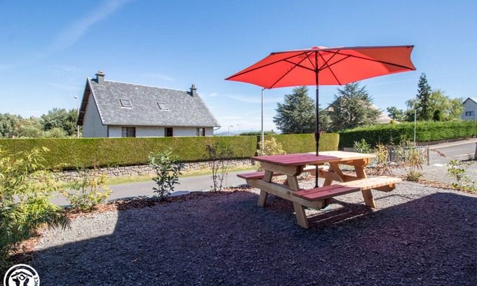 Besse-en-Chandesse House | Granit Rose sleeps 5