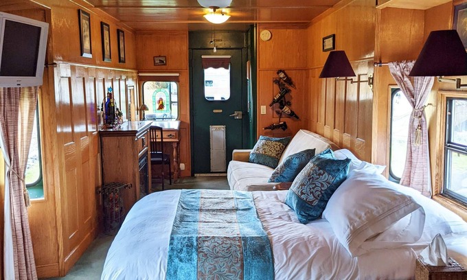 Sequim Hotel | Grape Escape at Olympic Railway Inn - Pet Friendly