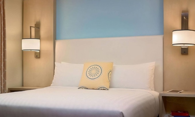 Schaumburg Hotel | Great Amenities Onsite! Pool, Private Parking, Free Breakfast, Close to Legoland