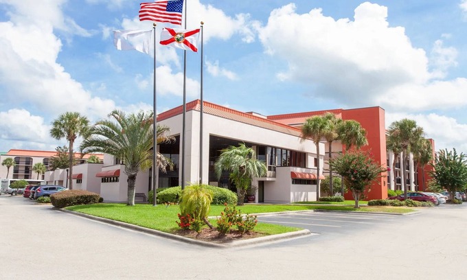 Florida Center Hotel | Great Deal! 2 Comfy Units, Close to Parks, Pool, Free Breakfast!