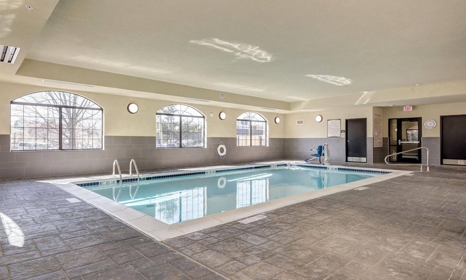 Maryland Heights Condo | Great for Business Travelers! Comfortable Suite in St. Louis | Shared Pool On-Site + BBQ Area
