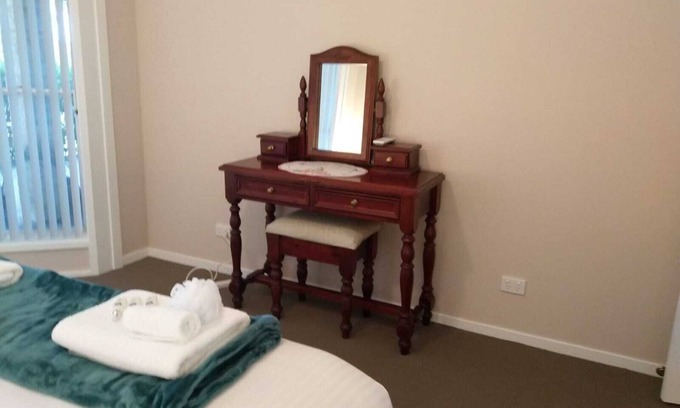 Cessnock Apartment | Great for couples + walk to cellar doors