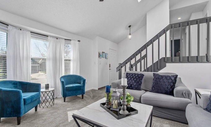 Olathe House | Great for Families+WiFi+Home Theatre & Pool Table