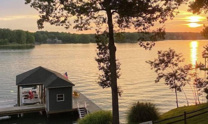 High Point House | Great Getaway! DOG FRIENDLY + HOT TUB! Come Visit 'Piccolo Nido A Lago'!
