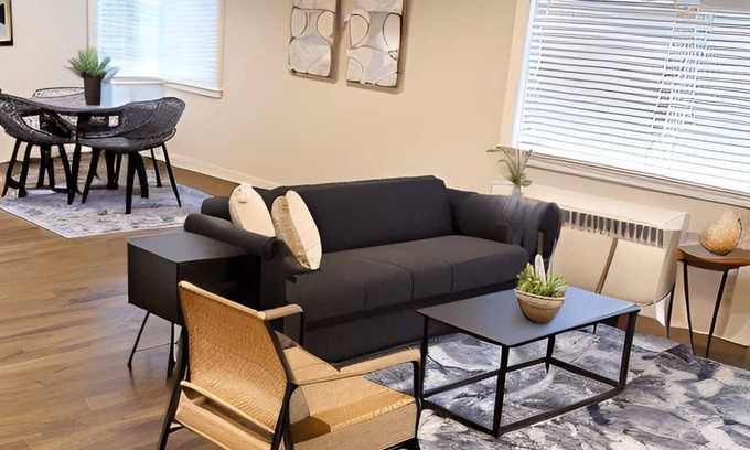 Rogers Park Apartment | Great Layout – Spacious 2BR Apt
