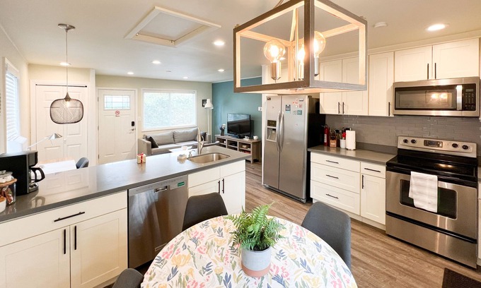 Renton House | Great location 2bedroom/1bath with 200Mbps WiFi, Easy Deliveries