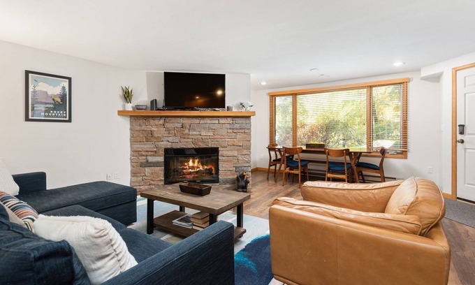Snowmass Village Condo | Great Location In Snowmass! Outdoor Pool, Hot Tubs, Fitness Rm. Walk To Dining/Shops/Mtn/Concerts!