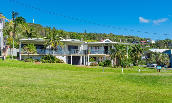 Crescent Head House | GREAT LOCATION WITH OCEAN VIEWS, SPA BATH & AIR CONDITIONING