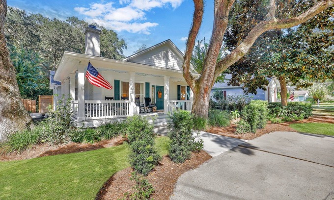 Saint Simons Heights House | Great Quiet Neighborhood Location | Bike to Beach and Close to Shopping & Restaurants | Community Pool Access