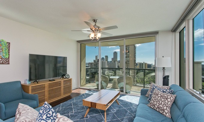 Waikiki Condo | Great resort living in a luxury 2 bed corner unit in Waikiki