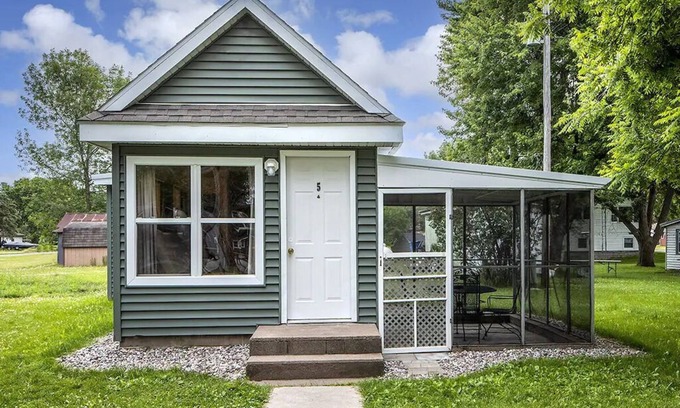 Buffalo City Cabin | Great River Road Cabin on the Mississippi Backwaters Turtle Cabin