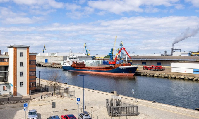 Wismar Apartment | Great south-facing harbor apartment with a direct view of Wismar's old harbor