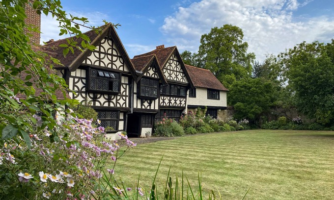 Chilworth House | Great Tangley Manor 11th C Manor with indoor heated pool, London less than 1 hr