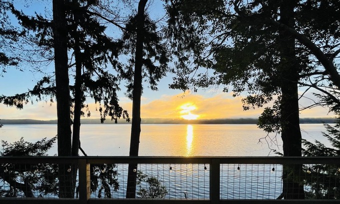 Puget Sound House | Great Views! Sleeps 10, Beachfront Hood Canal, Olympic NP, Kayaks, Game Room