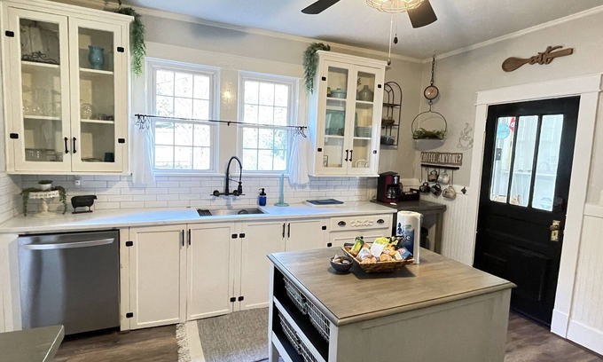 Aiken House | Green Acres - Putting Green, King Bed, Close to Downtown