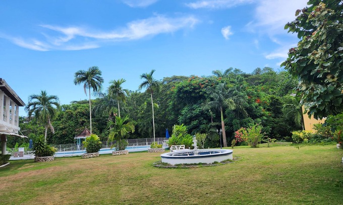 Runaway Bay Villa | Green Creek Oasis 5-bed, sleep 12, Villa with AC, WiFi, Pool and Beachn