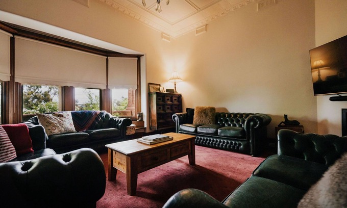 Castlemaine Apartment | Green Gables King Suite